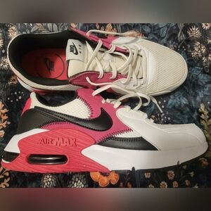 Nike Air Max Women’s Athletic Sneakers White Black Pink